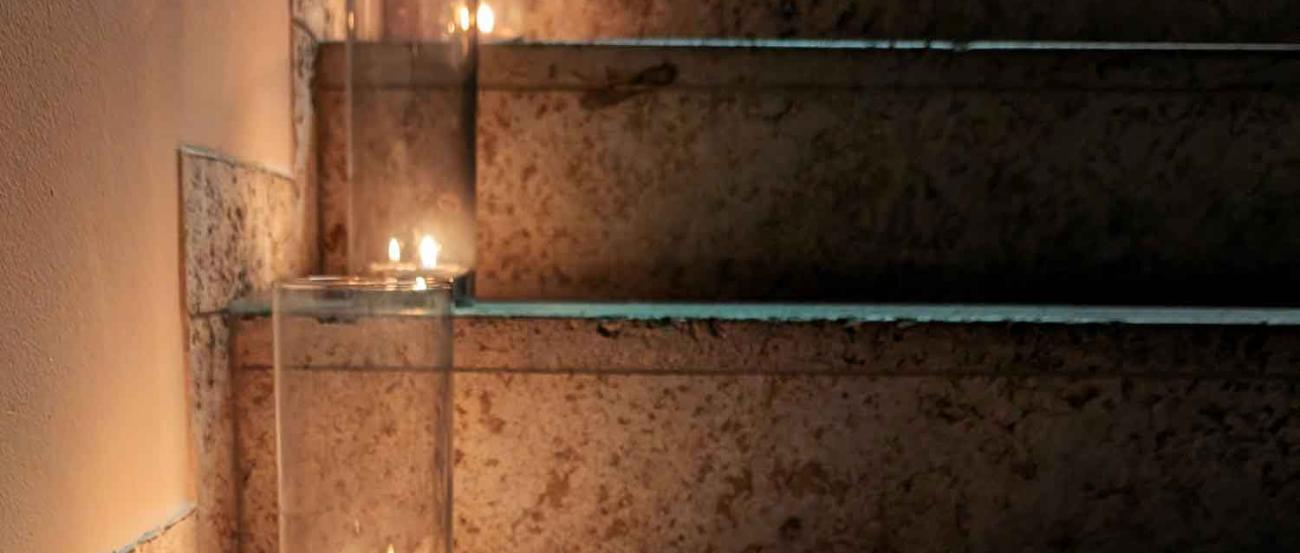 Kerzen auf einer Treppe