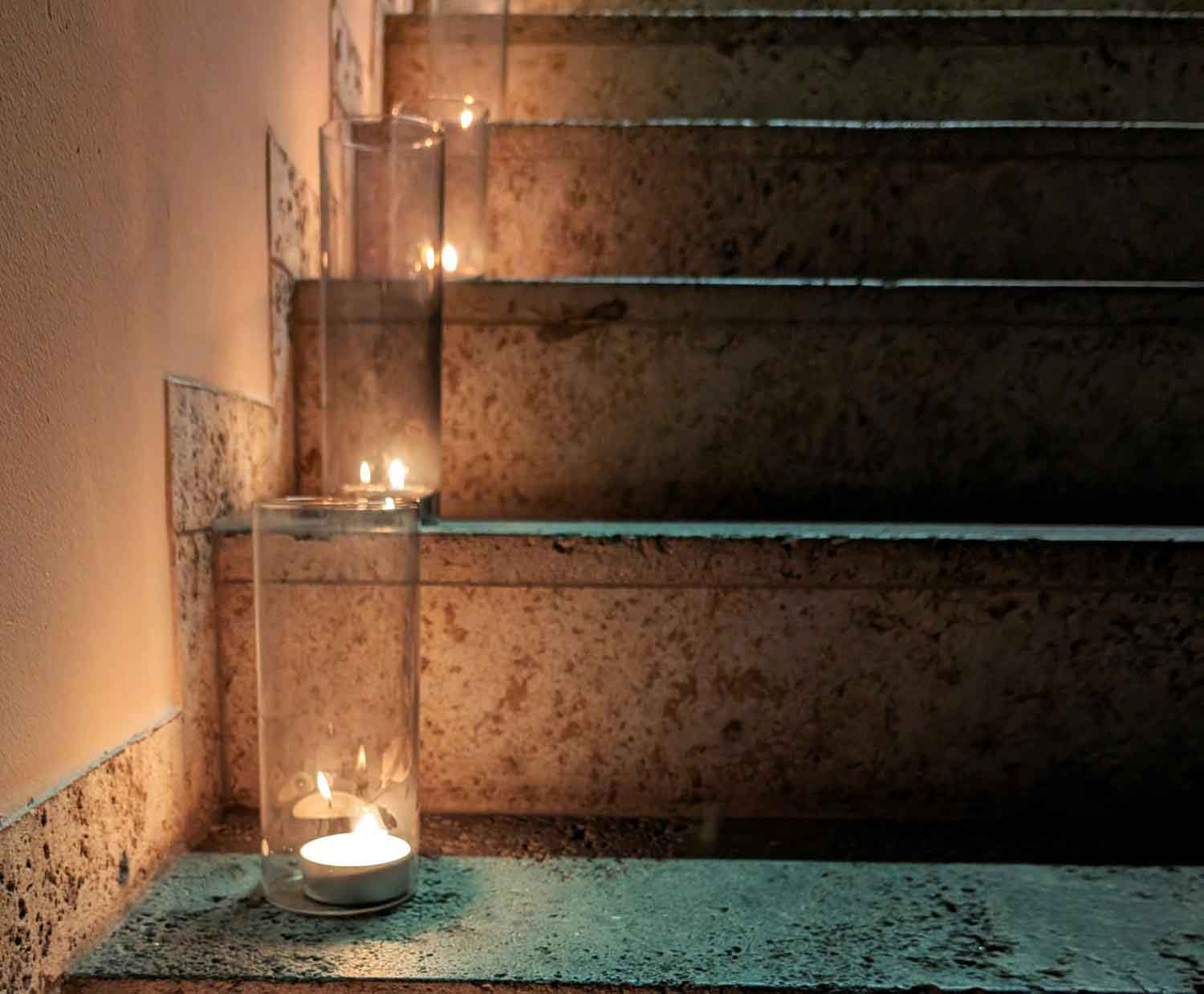 Kerzen auf einer Treppe