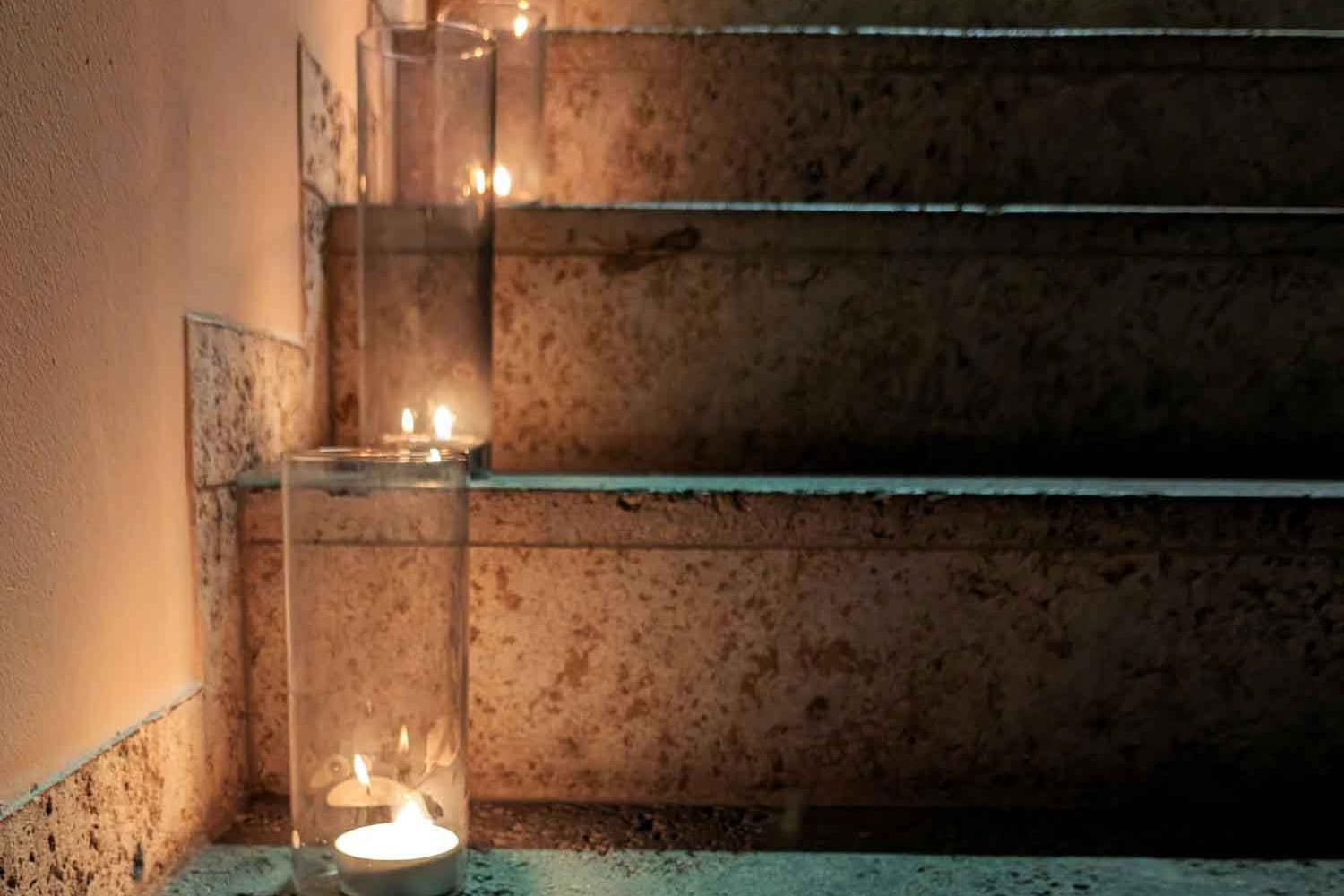 Kerzen auf einer Treppe